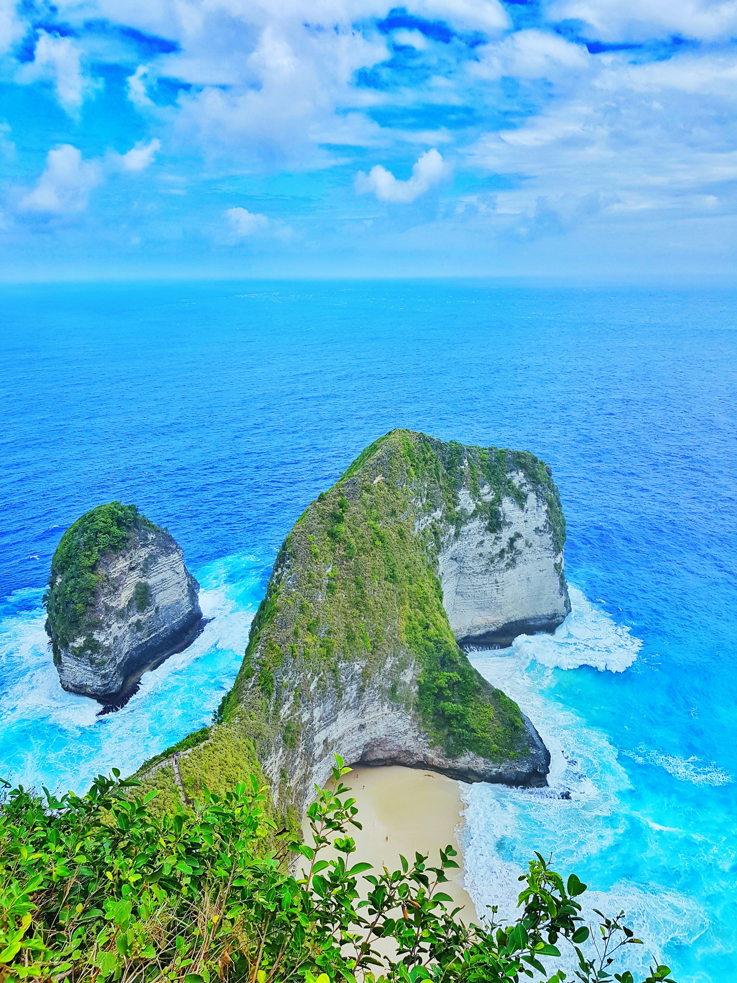 Turquoise ocean and lush cliffs at Kelingking Beach in Bali